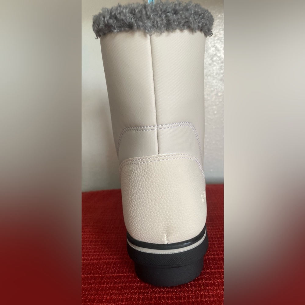 Women's Winter Boots in Cream and Gray - Picture 14 of 16